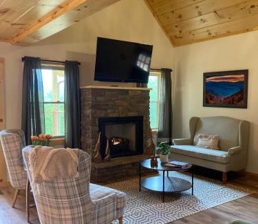 Jefferson House | Blue Sky Cabin - Built in 2023 this 3 bed 2,5 bath home has gorgeous views