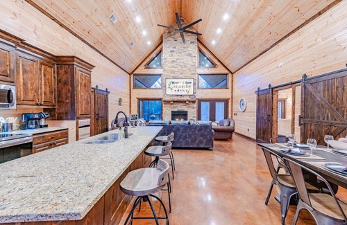 Broken Bow Cabin | Blue Sky Luxury 2-bedroom cabin just a few minutes from State Park