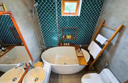 Hoi An Bed & Breakfast | Blue Tropical House Hội An
