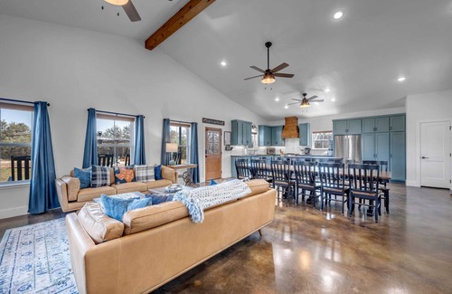 Burnet House | Blue Truck Ranch-6 Acres 3 Cottages FIRE PIT!