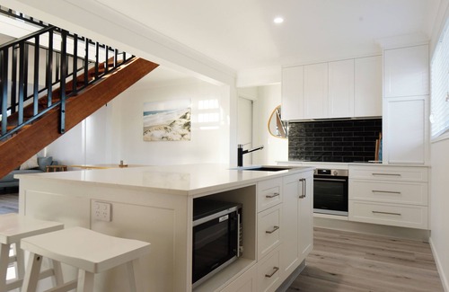 Burnett Heads House | Blue Turtle Retreat. Walk to turtle nesting beaches. Southern Great Barrier Reef