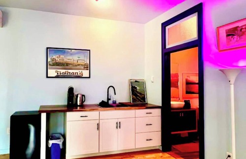 Kingston Apartment | Blue Velvet 1 Bedroom 1 Bath