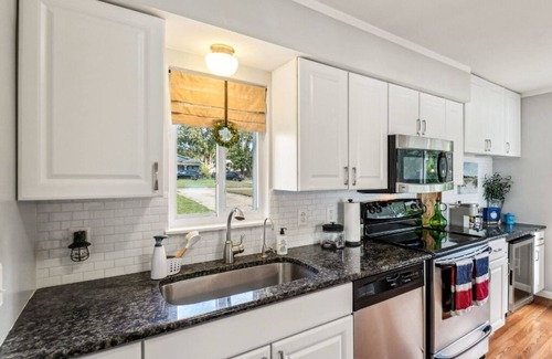 Holly House | Blue Water Haven, 3 Bedroom Serene Lakefront Home
