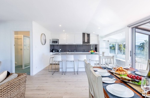 Salamander Bay House | Blue Waters 7 Cook St - Dog Friendly and Water Views