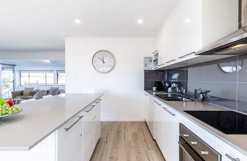 Salamander Bay House | Blue Waters 7 Cook St - Dog Friendly and Water Views