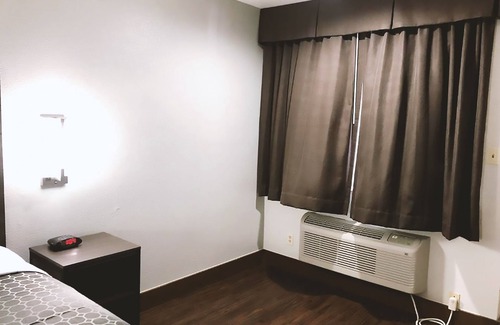 Arena District Hotel | Blue Way Inn By Jasper Near Frost Bank Center -1 King Bed Non Smoking