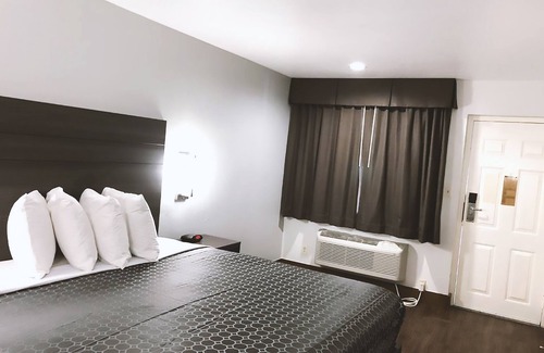 Arena District Hotel | Blue Way Inn By Jasper Near Frost Bank Center -1 King Bed Non Smoking