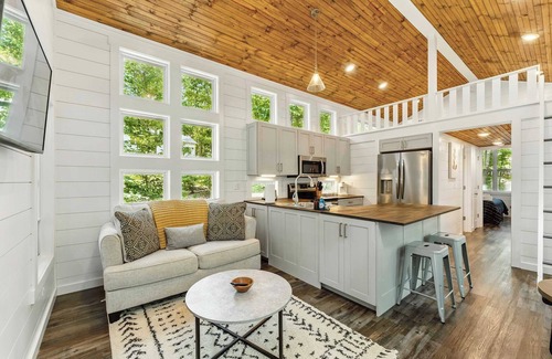 Menlo House | Bluebell Cottage with private fire pit!
