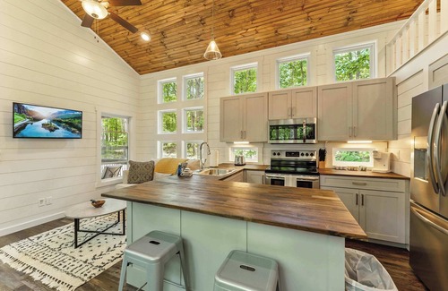 Menlo House | Bluebell Cottage with private fire pit!