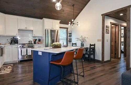 Murphy Cabin | Blueberry Cottage A Delightful 2 bedroom cottage