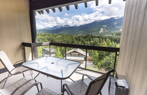 Blueberry Hill Condo | Blueberry Hill Location! Pool, hot tub, walk to village