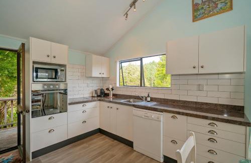 Onemana House | Bluebird Bach - Onemana Holiday Home