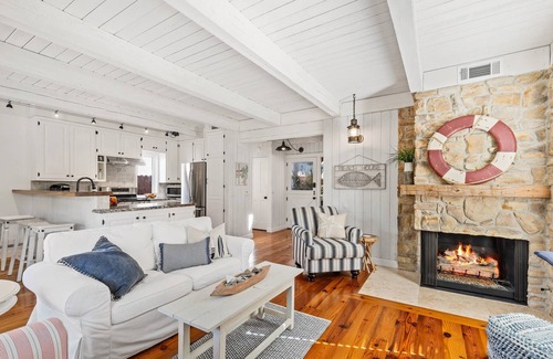 Diamond Crestview Cottage | Bluebird Beach Cottage - walk to beach & village