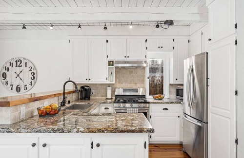 Diamond Crestview Cottage | Bluebird Beach Cottage - walk to beach & village