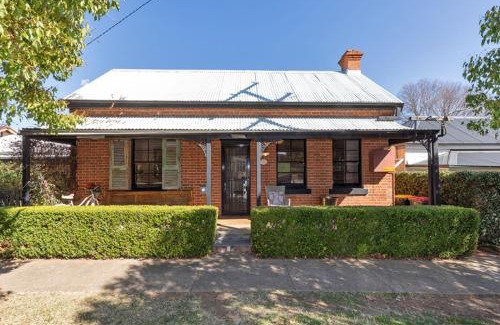 East Tamworth House | Bluebird Cottage