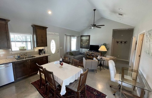 Tarpley House | BlueBird Cottage in Tarpley