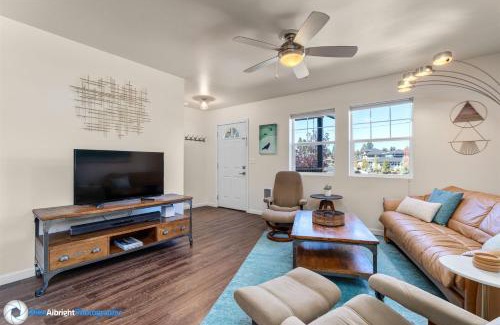 Southern Crossing House | Bluebird Day - Raven Sky Bungalow