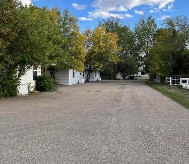 Claresholm Hotel | Bluebird Motel