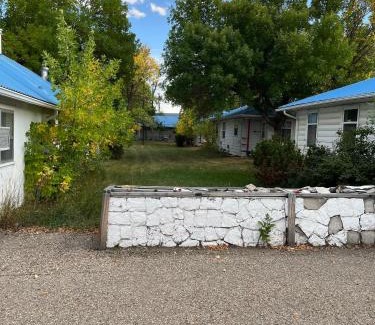 Claresholm Hotel | Bluebird Motel