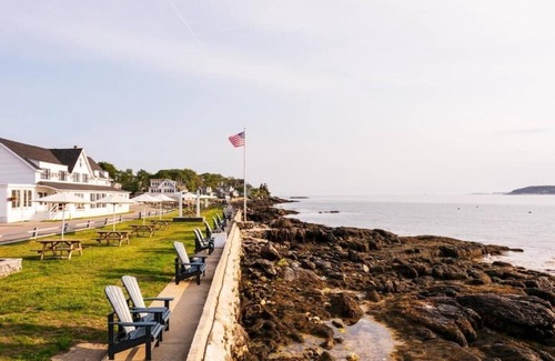 Ocean Point House | Bluebird Ocean Point Inn | Oceanfront Deluxe King w/Porch | Private Beach