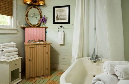 Cat Spring House | Bluebonnet Bungalow with a Hot Tub & options to enjoy fun Exotic Animal Safari!