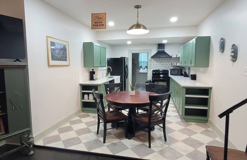 Cleburne House | Bluebonnet Cottage: Victorian Home w 2/king beds & game room in central Cleburne