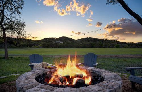 Comfort House | Bluebonnet Cottage with hot tub & VIEWS