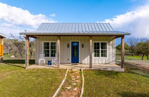 Comfort House | Bluebonnet Cottage with hot tub & VIEWS