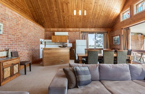 Lovedale Ski Chalet | Bluebush Estate - The Chalet