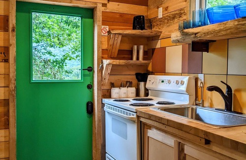Chattanooga Cabin | Bluegrass Highway ~ Creek & River Nearby ~ 8 Miles to Downtown