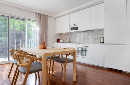 Santa Isabel Apartment | Blueground | Amoreiras, turnkey home + kitchen