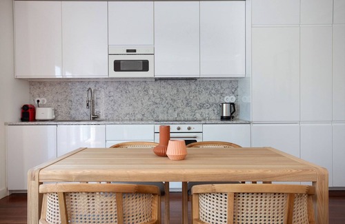Santa Isabel Apartment | Blueground | Amoreiras, turnkey home + kitchen