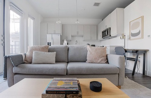 Highland Apartment | Blueground | Domain, BBQ, Pool, Gym, Walk to Q2