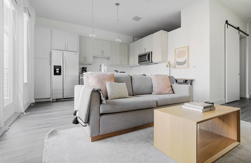 Highland Apartment | Blueground | Domain, BBQ, Pool, Gym, Walk to Q2