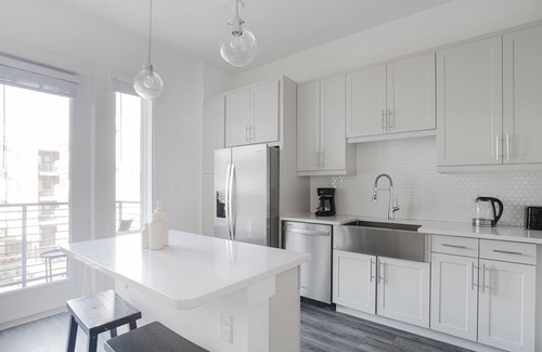 Highland Apartment | Blueground | Domain, BBQ, Pool, Gym, Walk to Q2
