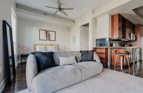 North Burnet Apartment | Blueground | Domain, pool & AC, nr Q2 Stadium