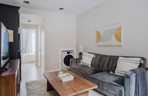 Georgetown Apartment | Blueground | Georgetown, AC & w/d, walk to shops