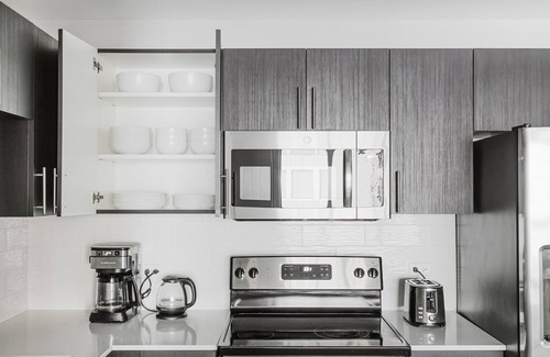 Rush and Division Apartment | Blueground | Gold Coast, rooftop & gym, nr Hancock