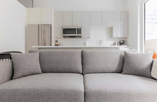 Greektown Apartment | Blueground | Greektown, bbq, gym, nr Willis Tower