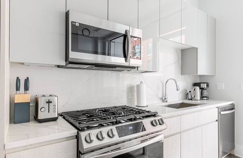 Greektown Apartment | Blueground | Greektown, bbq, gym, nr Willis Tower