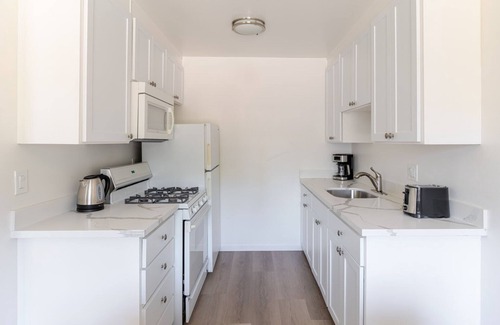 Old Mountain View Apartment | Blueground | Old Mountain View, pool, nr Park