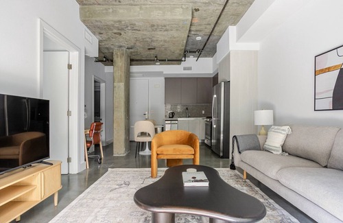 Culver City Apartment | Blueground | Palms, pool, nr Culver City Park