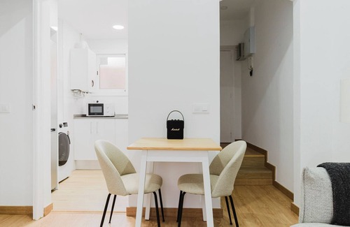 Sarria Apartment | Blueground | Sarrià, AC & balcony, nr Pedralbes