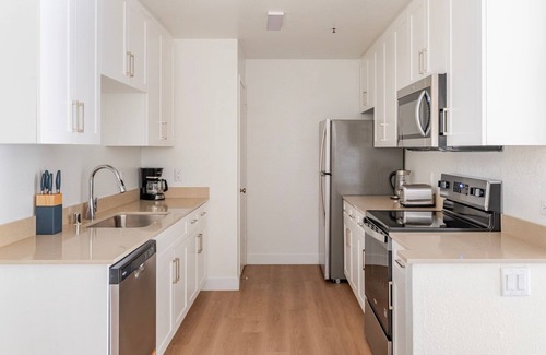 Shoreline West Apartment | Blueground | Shoreline West, pool, nr Shoreline Park