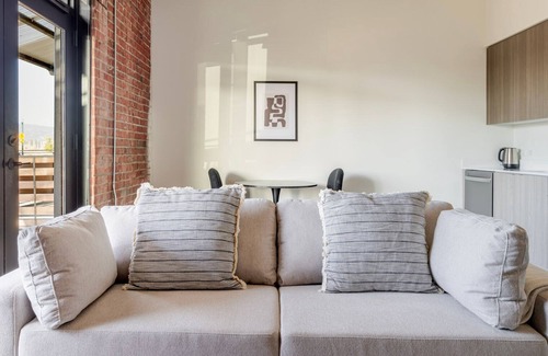 Alameda Apartment | Blueground | West Alameda, balcony, nr Alameda Beach