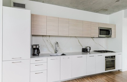 West Loop Apartment | Blueground | West Loop, rooftop pool & gym