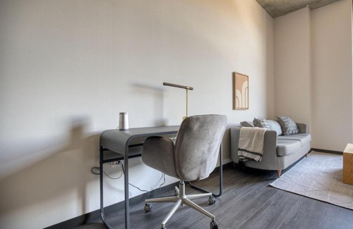 Near West Side Apartment | Blueground West Loop rooftop dog wash nr L CHI-1055
