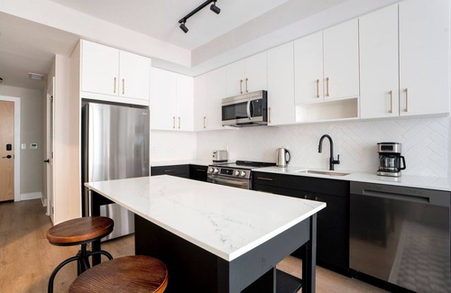 Woodmont Triangle Apartment | Blueground | Woodmont Triangle, pool, nr Cabin John Park