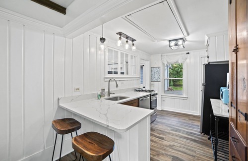 Bluemont Cottage | Bluemont Escape: Hot tub, Walk to Bears Den, AT Trail and Bear Chase Brewery