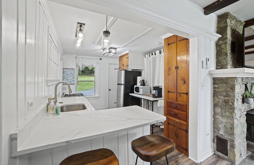 Bluemont Cottage | Bluemont Escape: Hot tub, Walk to Bears Den, AT Trail and Bear Chase Brewery
